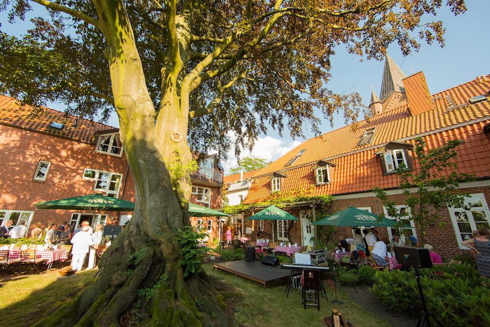 Hotel Altes Stadthaus Westerstede Bagian luar foto